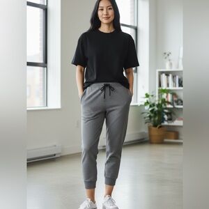 Under Armour Gray Jogger Capris Small NWT | Stretch Fit Moisture‑Wicking